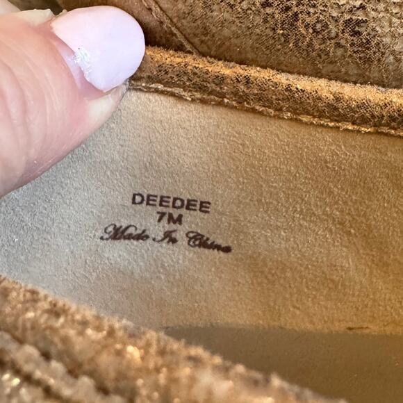 Donald Pliner DeeDee Size 7 Metallic Leather Flats Loafer EUC Gold Distressed - Picture 4 of 10